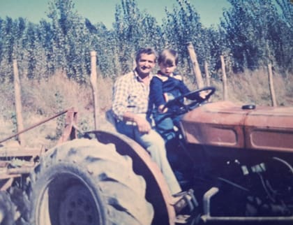 Marcos con su tío Sebastián, de visita, en Río Negro