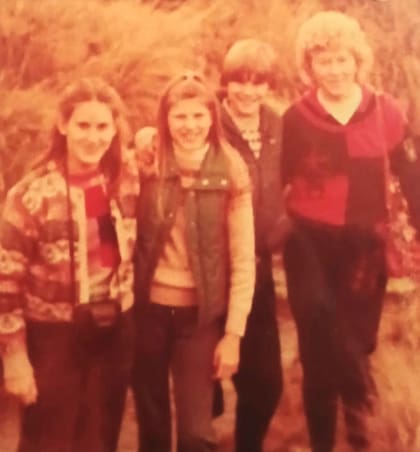 Marcos con sus hermanas, Ivana y Mariana, y su mamá Aurora
