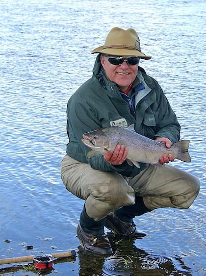 Marcos Czerwinski en una postal que refleja una de sus grandes pasiones: la pesca con mosca, que desarrolló durante años en la Provincia de Tierra del Fuego. (Gentileza de Marcos Czerwinski).