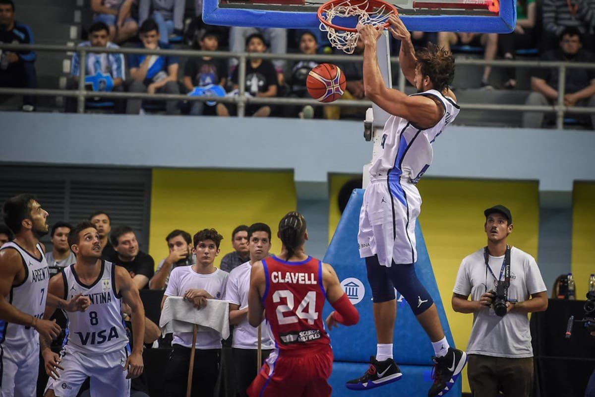 Marcos Delía entierra la pelota; el pivote argentino fue una de las claves de la victoria ante Puerto Rico