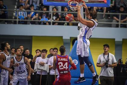 Marcos Delía entierra la pelota; el pivote argentino fue una de las claves de la victoria ante Puerto Rico