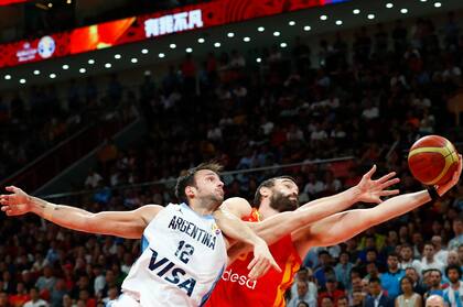 Marcos Delía y Marc Gasol disputan la pelota durante la final del mundo en China