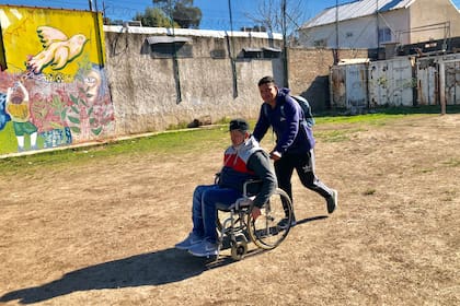 Marcos Ezequiel Paredes Moreira, uno de sus compañeros de andanzas, terminó en silla de ruedas cuando en una persecución policial le dieron un tiro en la espalda.