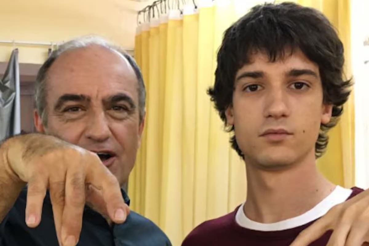 Marcos Franz junto a Francesc Orella, protagonista de Merlí; en la exitosa serie catalana, el actor interpretaba a Gerard Piguillem