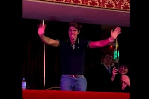 Marcos fue ovacionado en el teatro (Captura video)