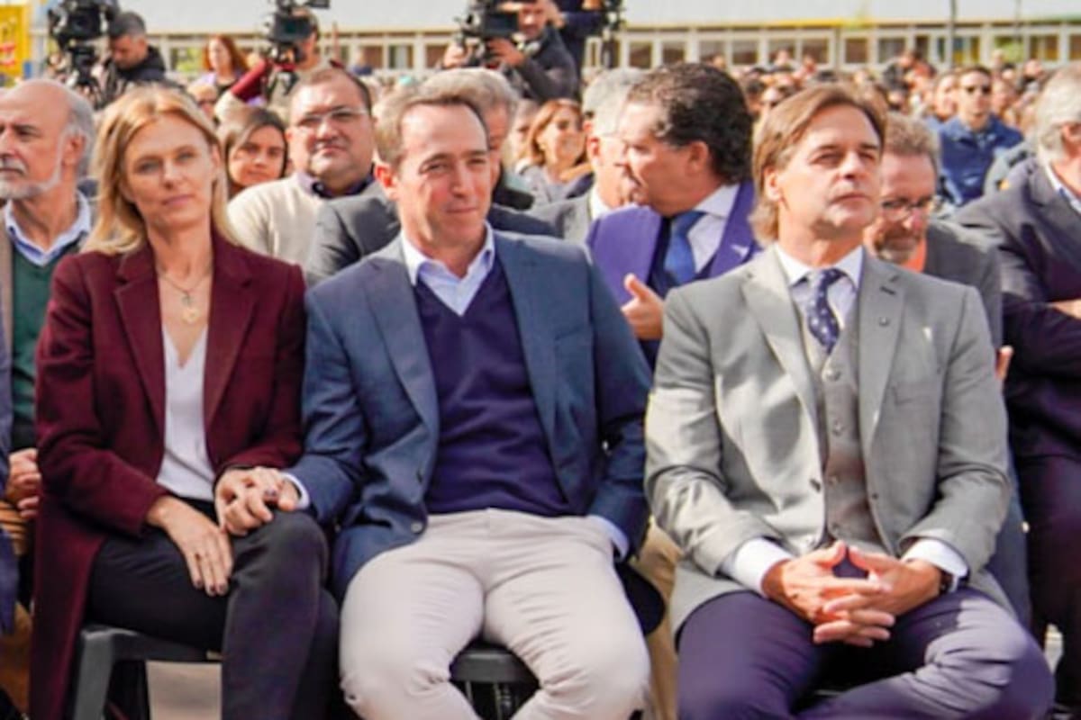 Marcos Galperin junto a su esposa, Karina, y Luis Lacalle Pou