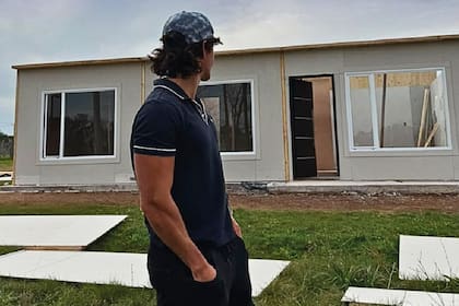Marcos Ginocchio frente a la casa que le dieron como premio por ser el ganador de Gran Hermano en 2023
