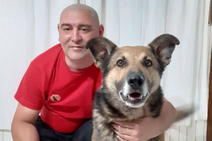 Marcos Herrero y uno de sus perros rastreadores