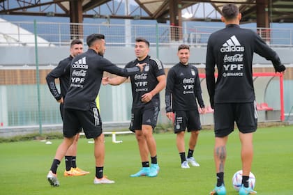 Marcos "Huevo" Acuña y Gonzalo Montiel durante un entrenamiento de la selección argentina