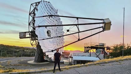 Marcos junto a uno de los telescopios que utiliza para su trabajo