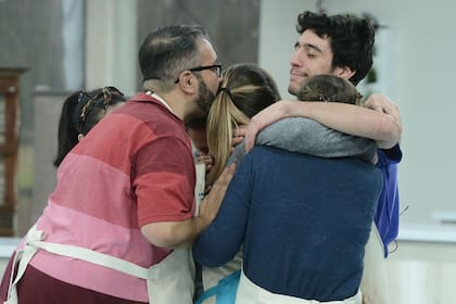 Marcos junto a varios participantes de Bake Off