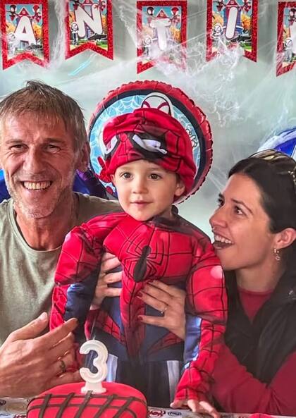 Marcos junto con Mercedes, su pareja, y Santino, el hijo de ambos que ya tiene 3 años. "Fue una bendición", dijo Milinkovic