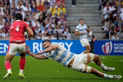 Marcos Kremer tacklea al galés Louis Rees-Zammit durante los cuartos de final del Mundial de Rugby 2023