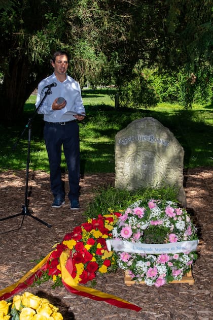 Marcos Liyo, fundador de la asociación Los conjurados, invitó a los invitados a ofrendar una rosa amarilla