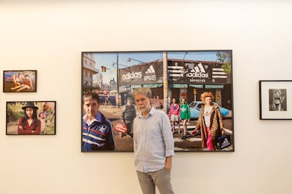 Marcos López con obras que se exhibían en la sala que transformó esta semana