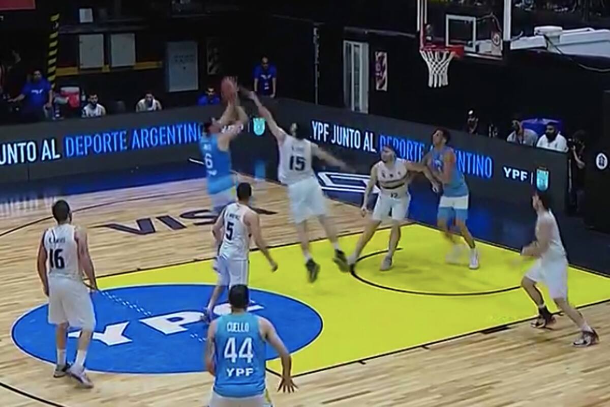 Marcos Mata lanza para un doble en la llave contra Adolfo López; el veterano marplatense tuvo un buen desempeño en el 82-43 sobre Paraguay, por la eliminatoria para el Mundial Japón-Filipinas-Indonesia 2023.