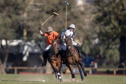 Marcos Menditeguy, de Tortugas, en pugna con Diego Cavanagh, de La Dolfina, en la primera semifinal de San Jorge, efectuada en la cancha 2 del Campo Argentino de Polo.