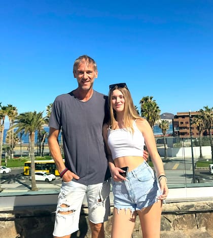 Marcos Milinkovic con su hija Dunja, que vive con la madre en Serbia