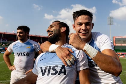 Marcos Moneta abraza a Gastón Revol, autor del último try ante Nueva Zelanda en Dubai