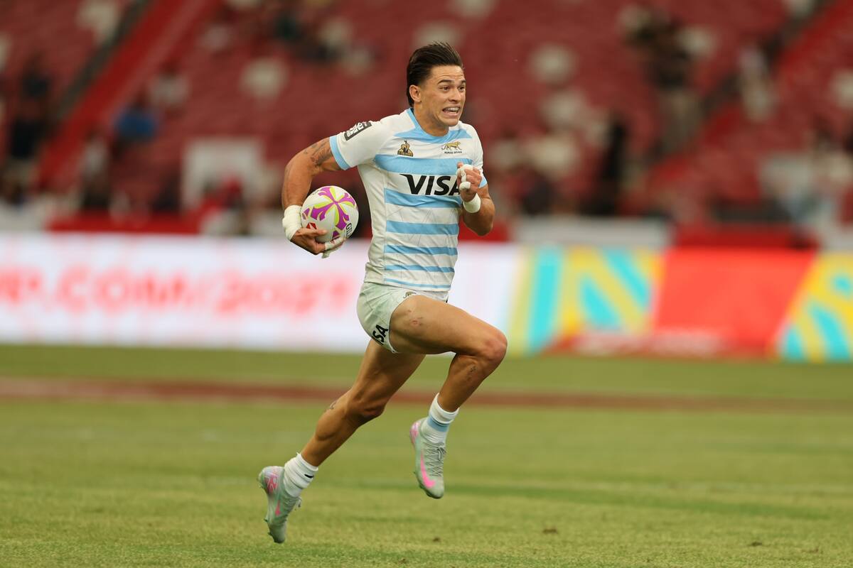 Marcos Moneta corre para anotar un try ante España, en el Seven de Singapur