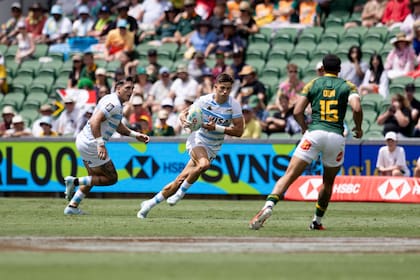 Marcos Moneta, en acción ante Sudáfrica; más tarde marcaría el segundo de los cinco tries con que la Argentina venció a Gran Bretaña en cuartos de final del Seven de Perth