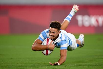 Marcos Moneta en su camino a anotar el segundo try de su equipo durante el partido.
