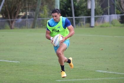 Marcos Moneta haciendo en un entrenamiento de Pumas 7s lo que más lo destaca: correr con una pelota en las manos.