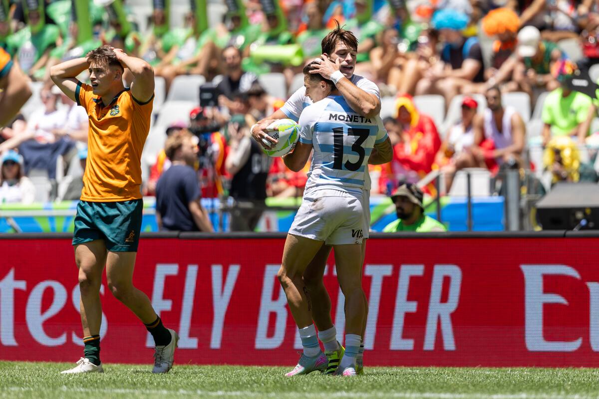 Marcos Moneta recibe el abrazo de Matteo Graziano durante el duelo de Argentina ante Australia en el seven de Ciudad del Cabo