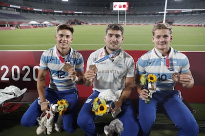 Marcos Moneta, Santiago Álvarez Fourcade y Santiago Mare disfrutan sus medallas de bronce olímpicas de Tokio 2020; los primeros siguieron en Pumas 7s, pero el tercero hizo una experiencia en el rugby tradicional y volvió recientemente al equipo.