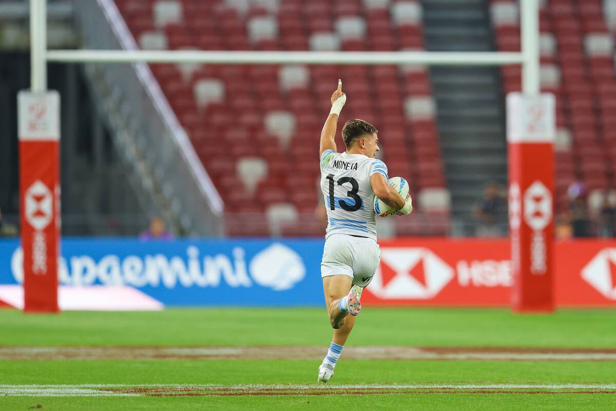 Marcos Moneta se encamina al ingoal de Gran Bretaña para marcar el try con el que los Pumas 7s ganaron agónicamente en Singapur