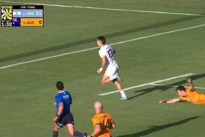 Marcos Moneta se encamina rumbo al try en la final del Seven de Perth ante Australia