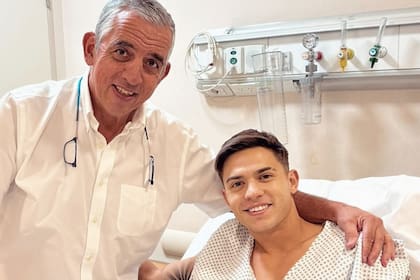 Marcos Moneta sonríe con el doctor Guillermo Botto, que lo operó por la fractura del peroné derecho; el médico es optimista en cuanto al tiempo de recuperación, que la lesión no comprometió ligamentos.