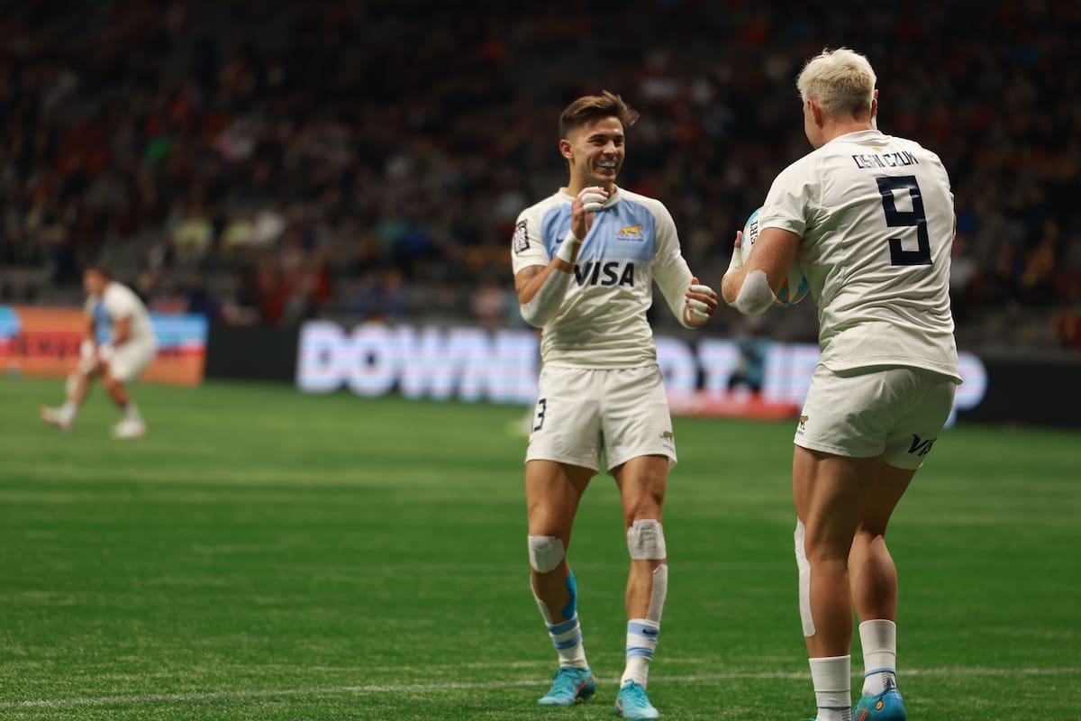 Marcos Moneta y Matías Osadczuk festejan el try decisivo de Pumas 7s contra Samoa en un cuarto de final del Seven de Vancouver, cuarta etapa del Circuito Mundial de Seven.