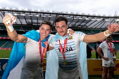 Marcos Moneta y Rodrigo Isgró celebran en el Seven de Londres