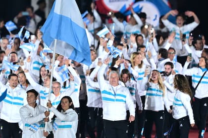 Marcos Moneta y Sabrina Ameghino, portan la bandera argentina en la entrada del grupo nacional al Estadio Nacional de Chile