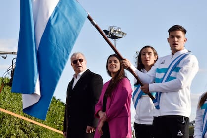 Marcos Moneta y Sabrina Ameghino recibieron la bandera argentina la semana pasada en el Cenard