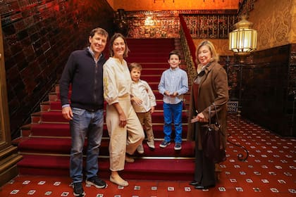 Marcos Moreno Hueyo junto a Verónica Erize, Mónica Gancia de Erize y los pequeños Fermín y Féliz Moreno Hueyo