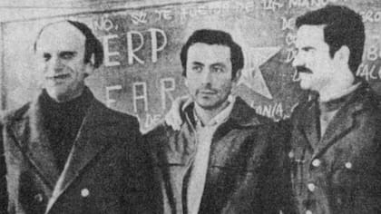 Marcos Osatinski, de las FAR, Roberto Mario Santucho, del ERP, y Fernando Vaca Narvaja, de Montoneros en una imagen tomada en La Habana tras la fuga del penal de Rawson