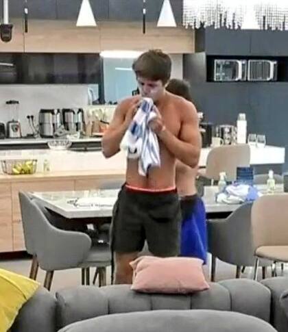Marcos, participante de Gran Hermano, besa la camiseta de la selección argentina en medio del partido frente a Polonia