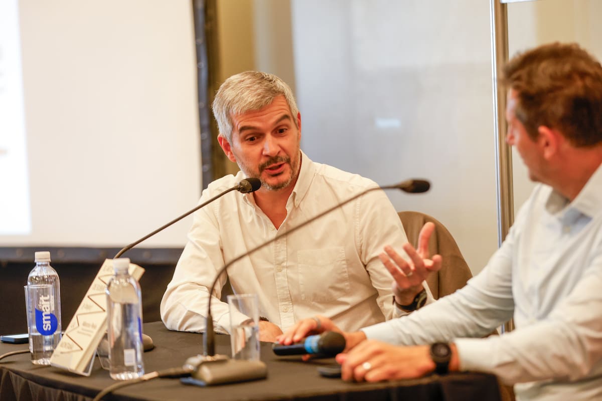 Marcos Peña presentó "El arte de subir (y bajar) la montaña" en la Feria del Libro, con el periodista Juan Pablo Varsky