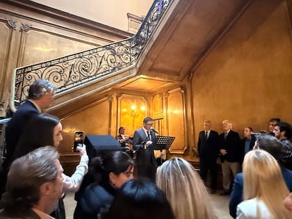 Marcos Pereda sobre la escalinata y Pino sobre la pared de enfrente