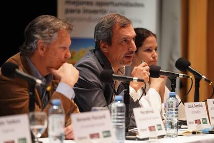 Marcos Pereda, vicepresidente de la SRA; José Demicheli, fundador y director general de Adblick Agro, y Belén Ochoa, directora ejecutiva de Blisbick