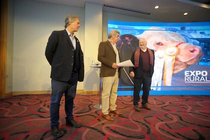 Marcos Pereda, vicepresidente primero; Nicolás Pino, presidente de la Rural, y Raúl Etchebehere, vicepresidente segundo, en el lanzamiento de la 136º Exposición Rural de Palermo