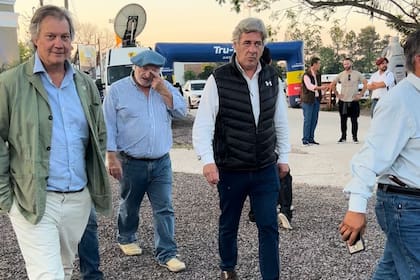 Marcos Pereda y Raúl Etchebehere, vicepresidente y vicepresidente segundo, respectivamente de la SRA, junto a Nicolás Pino