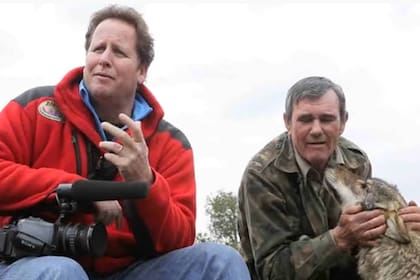 Marcos Rodríguez Pantoja junto a Gerardo Olivares durante la filmación de Entre Lobos. Capura: video Paislobo Prensa