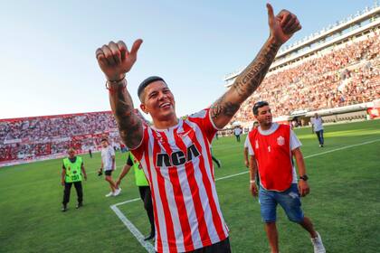 Marcos Rojo, aplaudido por los hinchas antes del partido