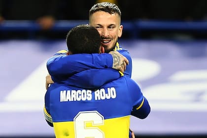 Marcos Rojo, autor del penal, recibe el abrazo de Benedetto, a quien le cometieron la falta