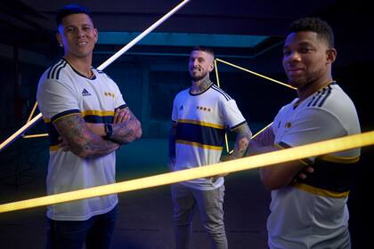 Marcos Rojo, Benedetto y Frank Fabra, en la presentación de la camiseta alternativa; son tres de los lesionados con los que no puede contar el DT Jorge Almirón.