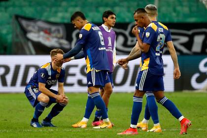 Marcos Rojo consuela a Esteban Rolón luego de ser eliminados por Atlético Mineiro en la tanda de penales.