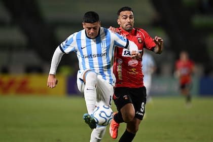 Marcos Rojo controla la pelota en el partido ante Caracas, en Venezuela, por la Sudamericana 2026
